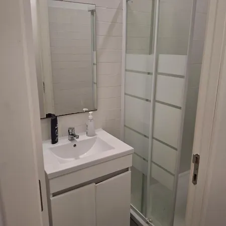 Avenida Dom Carlos I, 101 Apartment